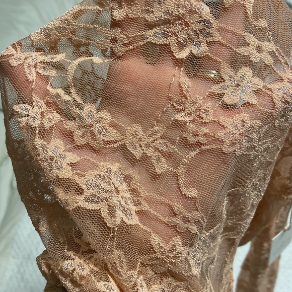 NWT Lace long sleeve Bodysuit. FOREVER21 - Picture 2 of 4